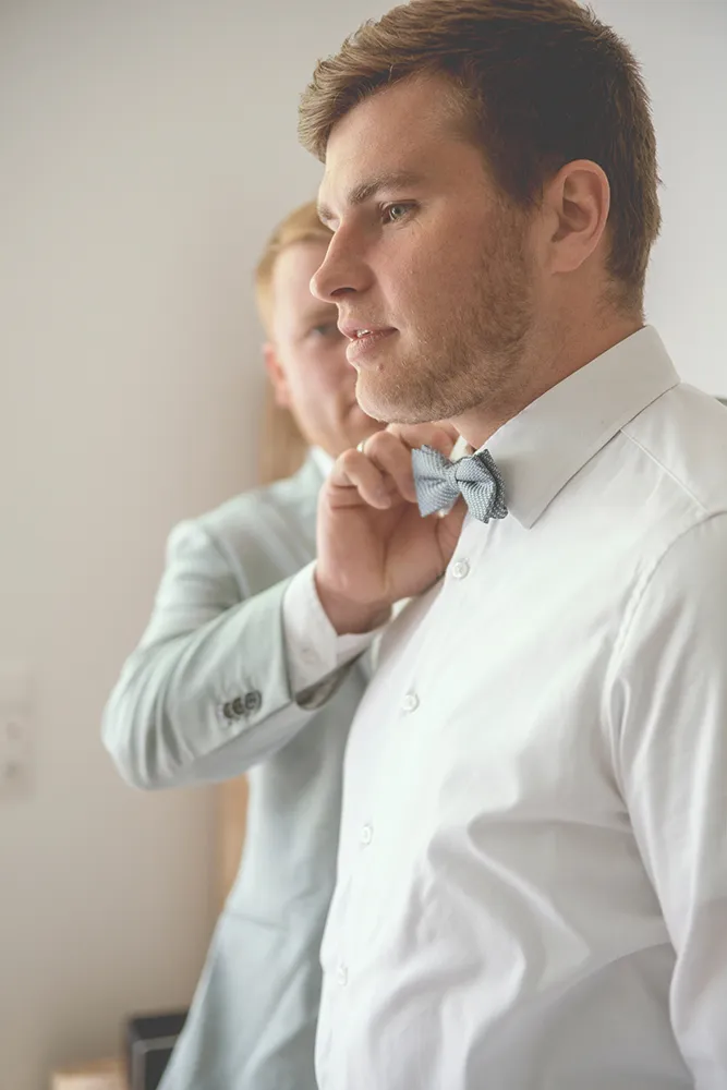 Bräutigam und Best Man getting ready